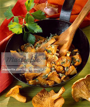 Chanterelle champignons sautés à l'ail et échalotes