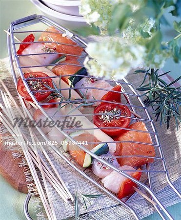 Brochettes de poisson prêts à cuire sur le barbecue Brochettes de poisson prêts à cuire sur le barbecue