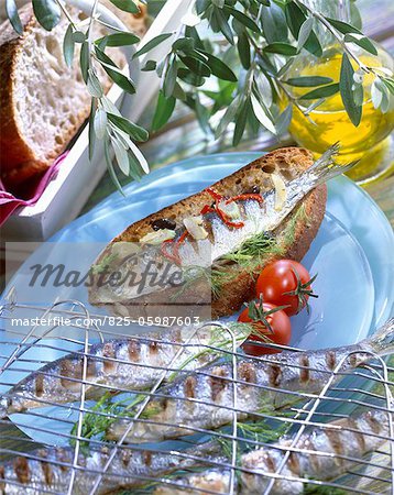 sardines grillées marinées dans l'huile d'olive sardines grillées marinées dans l'huile d'olive