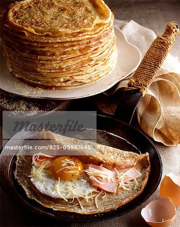 Egg and ham crepe in pan