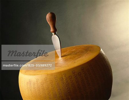 Fromage parmesan avec couteau