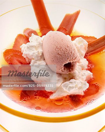 Soupe de fraise et rhubarbe avec crème glacée à la fraise