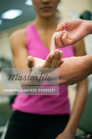 Person einwickeln Binde um Frau Hand, zugeschnitten