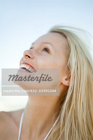 Jeune femme riant en plein air