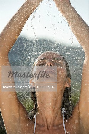 Mid femme sous la douche en plein air