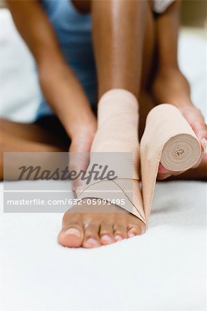 Frau Umhüllung Binde um verletzten Knöchel, niedrige Abschnitt
