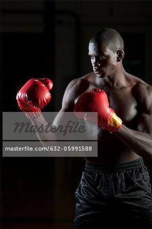 Boxer tragen Boxhandschuhe bei der Bekämpfung von Haltung, Porträt
