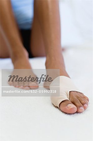 Pied de femme enveloppée dans brace pour orteil blessé, partie basse