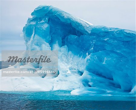 Un iceberg bleu magnifique île Joinville juste au nord de la péninsule Antarctique principal.