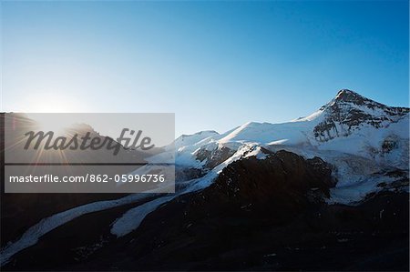 Südamerika, Argentinien, den Anden, Sonnenuntergang am Aconcagua 6962m, einer der Seven Summits, Sonne am Gletscher in der Nähe von Plaza de Mulas Basecamp festlegen