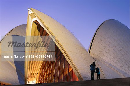 Australie, New South Wales, Sydney, Sydney Opera House, femme et enfant regardant vers opéra au crépuscule