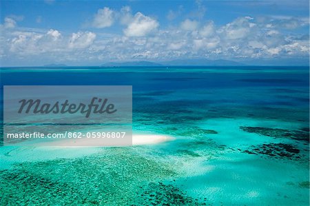Australien, Queensland Cairns. Luftbild von Vlassof Cay im Great Barrier Reef Marine Park.