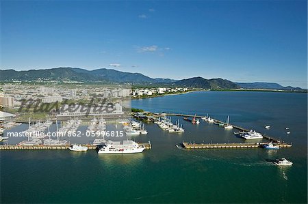 Australien, Queensland Cairns. Luftbild von Marlin Marina und Stadtzentrum entfernt.
