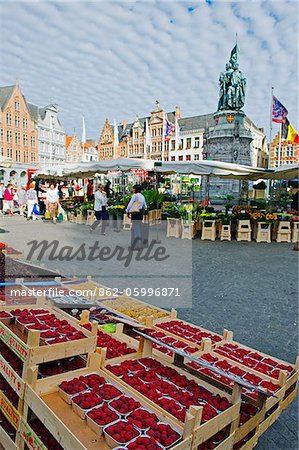 Europa, Belgien, Flandern, Brügge, Pieter De Coninck & Jan Breydel, Markt auf dem Marktplatz, Altstadt, Unesco Weltkulturerbe-Denkmal