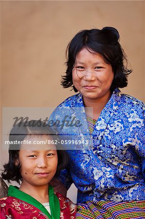 Junge Mädchen tragen die bhutanische Nationaltracht der Frauen, die Spaß an der Wangdue Phodrang Dzong.