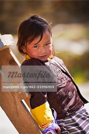 Jeune fille en robe bhoutanais traditionnelle dans la vallée de Phobjika.