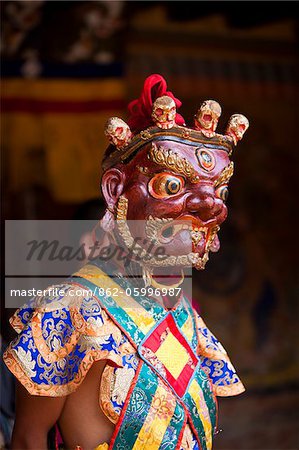 Maskierte Tänzer auf dem Tamshingphala Choepa-Festival in Bumthang.