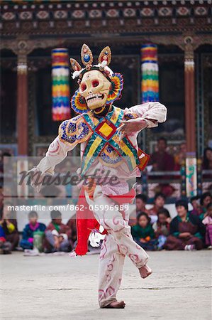 Danse des squelettes au festival Tamshingphala Choepa à Bumthang.