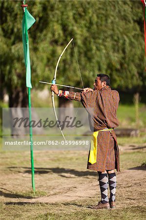 Tir à l'arc avec bambou traditionnel arc et flèche.