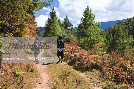 Ein und ihr bhutanischen Tourismusführer Wanderungen in dem Ura Tal, die schöne Landschaft erinnert an Schottland.