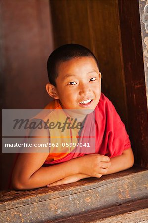 Jeune moine à Chimi Lhakhang, construit en 1499 par le 14e Drukpa Hiérarque, Ngawang Choegyel.