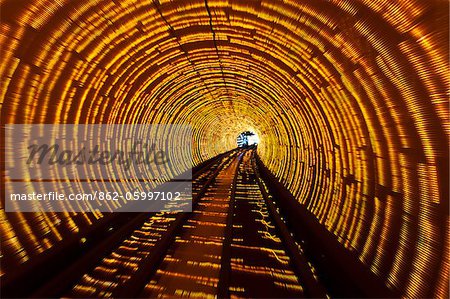 Lumières colorées dans le Shanghai Bund Sightseeing Tunnel, Hongkou, Shanghai, Chine.