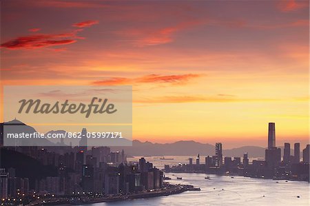 L'île de Hong Kong et Tsim Sha Tsui horizons au coucher du soleil, Hong Kong, Chine