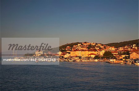 Kroatien, Trogir, Mitteleuropa. Segelboote um die historische Stadt. UNESCO
