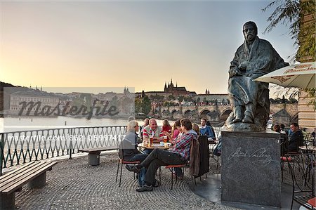 Region Europa, Tschechien, Mittelböhmen, Prag. Riverside Cafe und Statue des Komponisten Smetana, mit Blick auf die Moldau Vltava