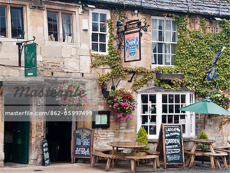 Pub traditionnel à Burford, Cotswolds, Oxfordshire, Royaume-Uni