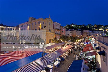 Nice, Provence Alpes Côte d'Azur, France. Les étals de rue et les restaurants de Place Charles-Félix dans la vieille ville de Nice, par nuit