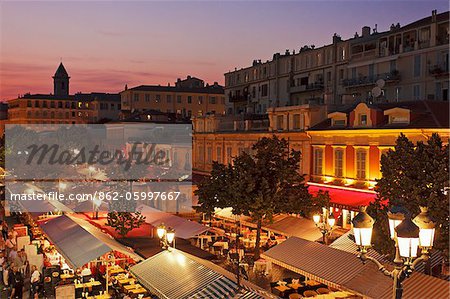 Nice, Provence-Alpes-Cote d ' Azur, Frankreich. Die Straße Marktstände und Restaurants Platz Charles Felix in der alten Stadt Nizza bei Sonnenuntergang.