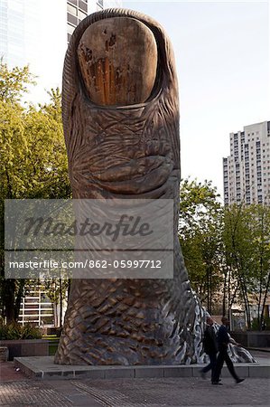 Skulptur von Cesar im Viertel La Défense, das wichtigste Geschäftszentrum in Paris, Ile de France, Frankreich, Europa