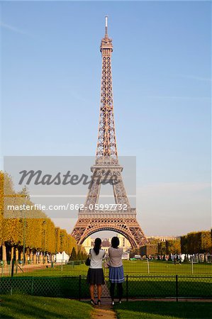 Champ de Mars, parc autour de la tour Eiffel, Paris, France, Europe