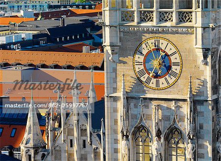 Allemagne, Bavière ; Munich ; Marienplatz ; Gros plan de l'horloge de l'hôtel de ville (Rathaus)
