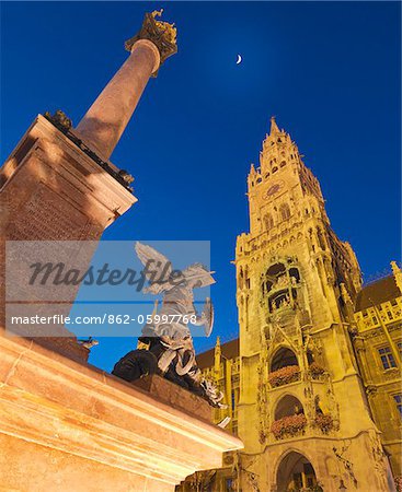 Germany, Bavaria; Munich; Marienplatz; Low view of town hall (Rathaus) and St.Mary's column at dusk