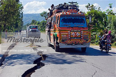 Die Karibik, Haiti, Erdbeben Risse an der Straße zwischen Port-au-Prince und Leogane, Epizentrum des Erdbebens, Januar 2010