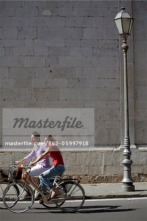 Italie, Toscane, Lucques. Un couple de vélo dans le centre historique