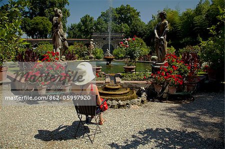 Italy, Tuscany, Lucca. A tourist in the gardens of the Villa Pfanner.