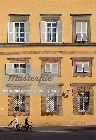 Italie, Toscane, Lucques. Gens à vélo dans l'un des carrés dans le centre historique ville