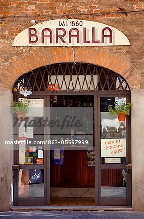 Italien, Toskana, Lucca. Eine Shop-Fassade in der Altstadt