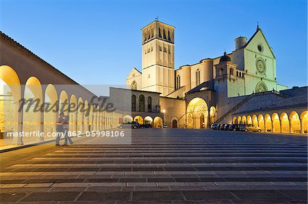 Italy, Umbria, Perugia district, Assisi, a couple kissing in front of the Basilica of San Francesco