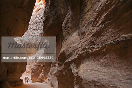 Visiteurs se promenant dans le Siq, Petra, Jordanie