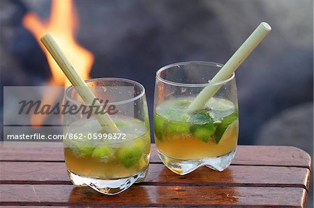 Dawa cocktails à côté d'un feu de camp, Elerai Conservancy près de Parc National d'Amboseli, Kenya. Ce cocktail africain traditionnels est fait avec la vodka, de glace, de chaux et de miel.