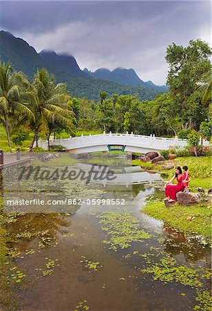 Malaisie, Langkawi, jardins orientaux, femme et fille assise de lac