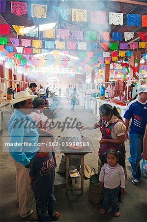 Amérique du Nord, au Mexique, Oaxaca État, marché du dimanche de Tlacolula, griller des aliments de la famille