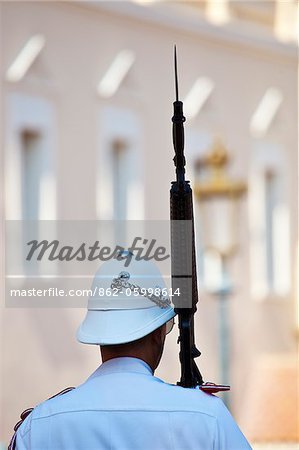 Monagasque Soldat mit Gewehr im Dienst außerhalb der Palais Princier de Monaco, La Condamine, Port de Fontvielle, Monaco.