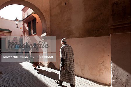 Passage à l'extérieur de la Medersa Ben Youssef, du Nord de Medina, Marrakech, Maroc