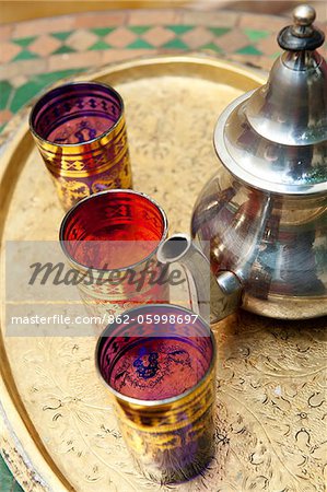 Pot traditionnel de verres et de thé pour le thé à la menthe, des mages, Riad Marrakech