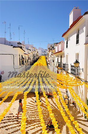 Rues décorées avec des fleurs en papier. Festivités de gens (Festas do Povo). Campo Maior, Portugal